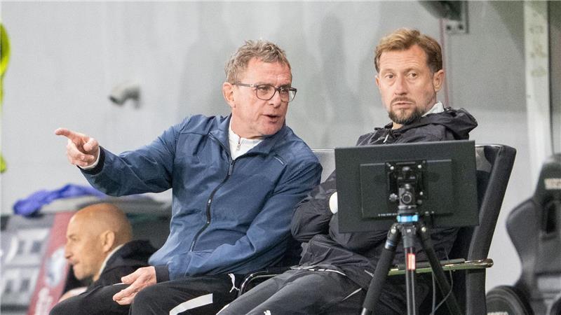Österreichs Nationaltrainer Ralf Rangnick (l) und sein Assistent Lars Kornetka während eines Länderspiels gegen Zypern. (Archivbild)