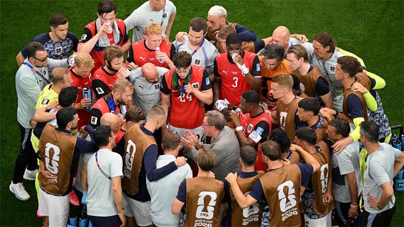 Erholen, besprechen, werben: Debatte um feste WM-Trinkpausen Österreichs Teamchef Ralf Rangnick (M) sieht die Pausen positiv.