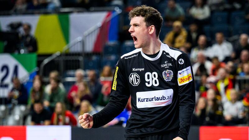 Österreichs Handballer siegen auch in EM-Hauptrunde Österreichs Torwart Constantin Möstl jubelt.