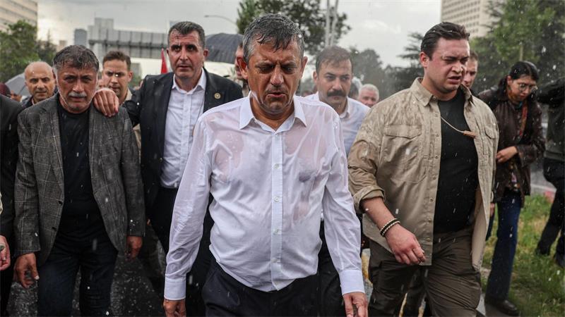 Özel führt im strömenden Regen einen Protestmarsch an. (Archivbild)
