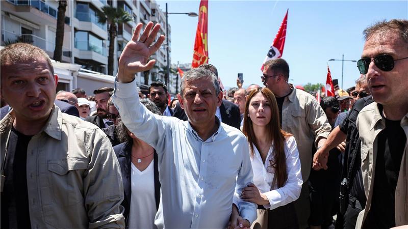 Neue Proteste in der Türkei - Polizei setzt Wasserwerfer ein Özel lässt sich in Izmir feiern.