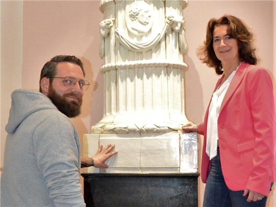 Ofenbaumeister Hauke Klindt und Susanne de Bruijn freuen sich über die Ofen-Rückkehr. Foto: Fehlbus