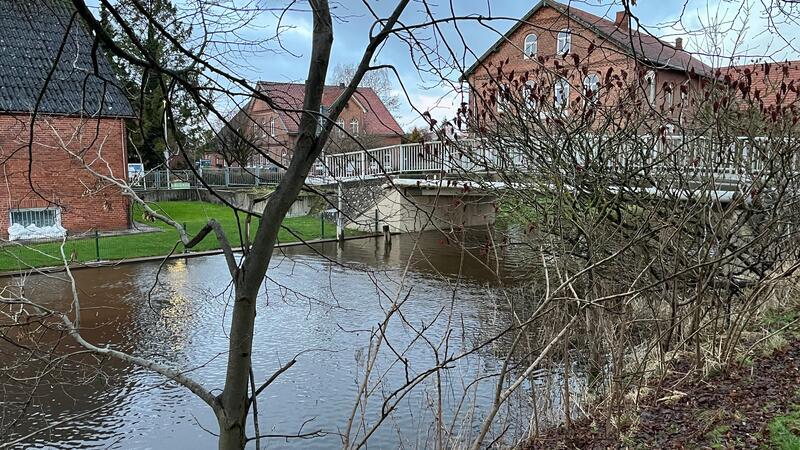 Damit Anlieger nicht mehr absaufen: Kreis Stade finanziert Hochwasserschutz-Gutachten für Lühe Offen ist, ob die Neubrück zwischen Guderhandviertel und Neuenkirchen die Lühe aufstaut und den Abfluss behindert. Hier ein Foto aus dem Dezember 2023 - nach der Flut.