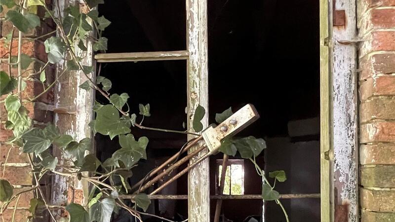 Offenbar verfügte das Haus auch über einen Stall, wie dieses Fenster mit Gittern im Inneren vermuten lässt. 