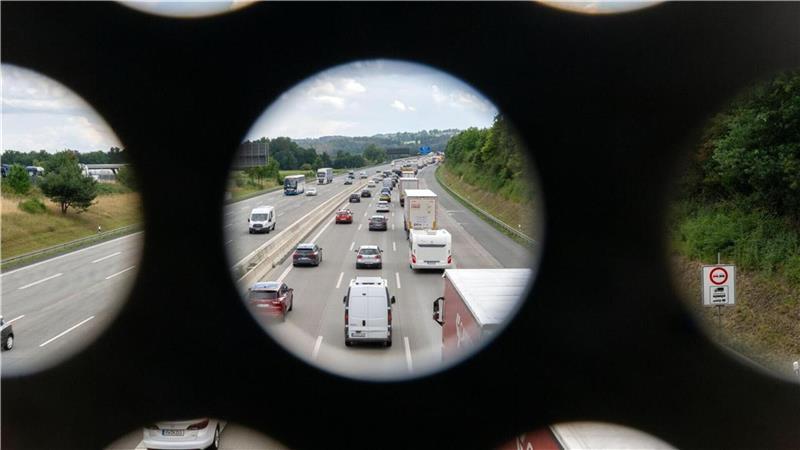 Rechte Demos an A1: Polizei und Kreis Rotenburg „auf rechtem Auge blind“? Offenbar versammeln sich bundesweit politisch Motivierte zu spontanen Demonstrationen auf Autobahnbrücken. So auch auf verschiedenen Brücken entlang der A1.