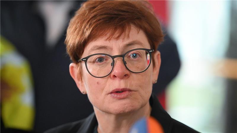 „Offenbar verstehen die Arbeitgeber immer noch nicht, dass es auf Dauer keine funktionierende ÖPNV-Daseinsvorsorge mehr geben kann, wenn wir jetzt nicht entscheidend die Arbeitsbedingungen verbessern“, sagt die stellvertretende Verdi-Vorsitzende Christine Behle zum erneuten Warnstreikaufruf. (Archivbild)