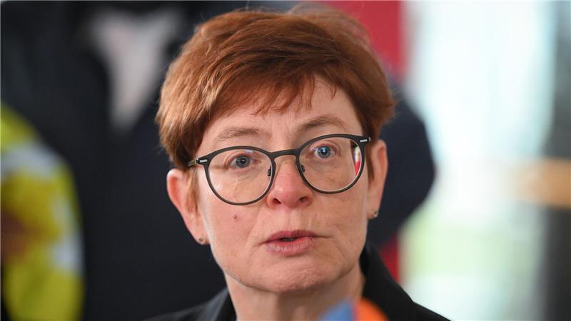 „Offenbar verstehen die Arbeitgeber immer noch nicht, dass es auf Dauer keine funktionierende ÖPNV-Daseinsvorsorge mehr geben kann, wenn wir jetzt nicht entscheidend die Arbeitsbedingungen verbessern“, sagt die stellvertretende Verdi-Vorsitzende Christine Behle zum erneuten Warnstreikaufruf. (Archivbild)