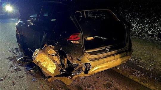 Offensichtlich übersah der Audi-Fahrer einen am Straßenrand parkenden Kia Hybrid und prallte heftig von hinten auf.