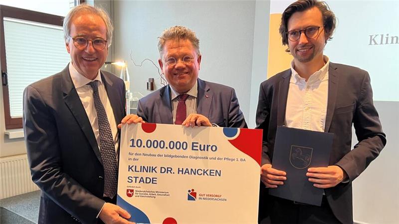Zehn Millionen Euro für den Ausbau der Hancken-Klinik in Stade Offizielle Scheckübergabe: Minister Dr. Andreas Philippi übergibt die Fördersumme an Dr. Christoph Hancken (links) und Constantin Hancken (rechts).
