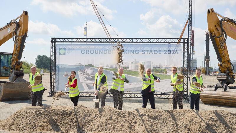 Offizieller Spatenstich im Juni für das erste landbasierte Terminal für verflüssigte Gase in Deutschland. Das LNG-Terminal in Stade soll 2027 in Betrieb gehen.