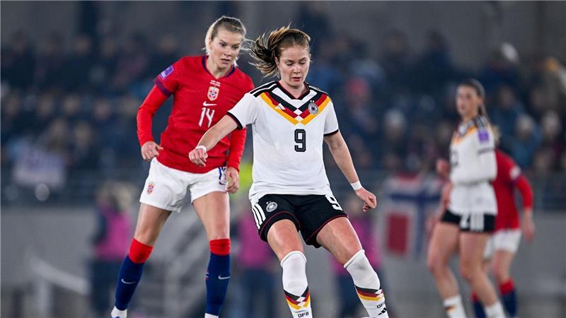 Oft einen Schritt schneller: Sjoeke Nüsken und die deutschen Fußballerinnen.