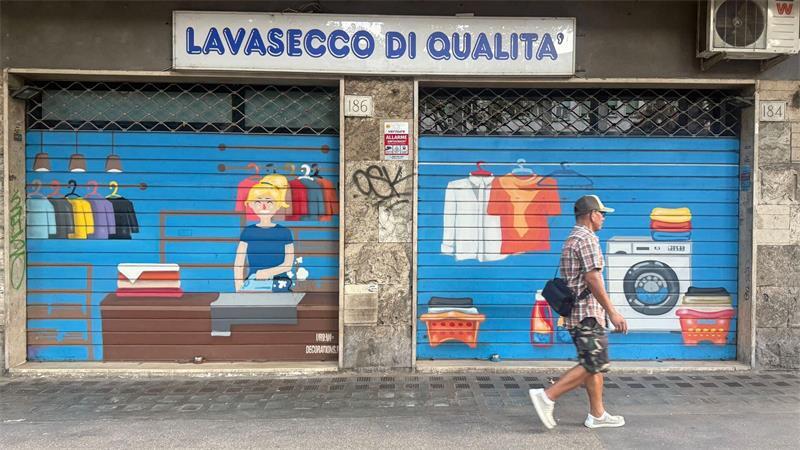 Der Höhepunkt des Sommers: Italien lässt die Läden runter Oft hat das Motiv wie bei dieser Wäscherei mit dem Geschäft der jeweiligen Läden zu tun.