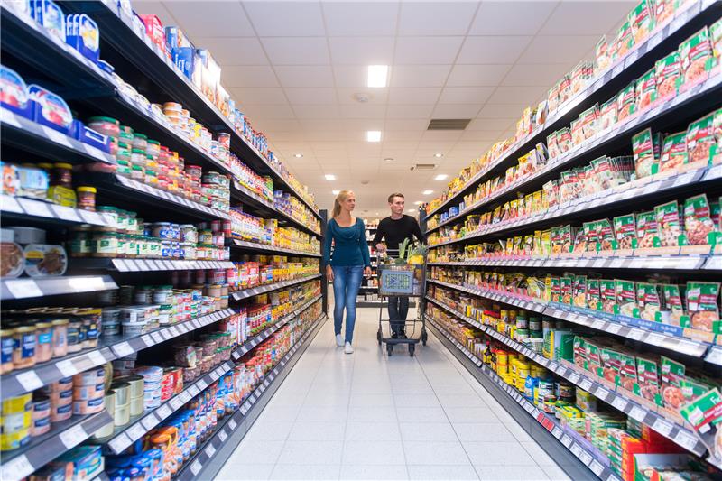 Oft lohnt es sich im Supermarkt Produkte zu vergleichen - wer sparen will, sollte aber nicht nur auf die Preisschilder schauen. Foto: Benjamin Nolte/dpa