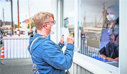 Oft reicht eine Selbstauskunft als Nachweis. Sanitäter Marcel Lubbe erläutert das im Testzentrum des DRK in Speckenbüttel. Foto: Scheer