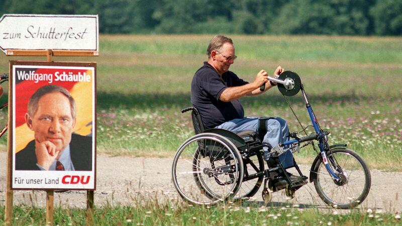 Schäuble: Ein Rekord-Parlamentarier mit Leib und Seele Oft war Schäuble mit seinem Rollbike sportlich unterwegs - wie hier im August 1998 in Offenburg.