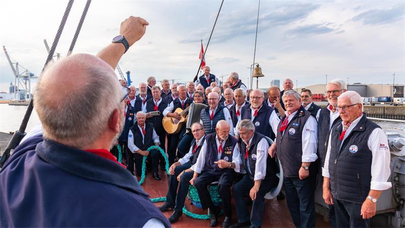 Oft zur See oder in der Festhalle: Der Altländer Shanty-Chor lässt seit 1981 die alten Seefahrerlieder weiterleben.