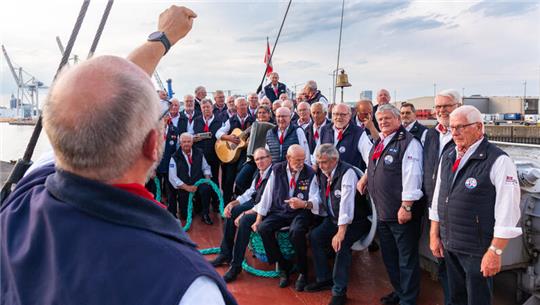 Oft zur See oder in der Festhalle: Der Altländer Shanty-Chor lässt seit 1981 die alten Seefahrerlieder weiterleben.