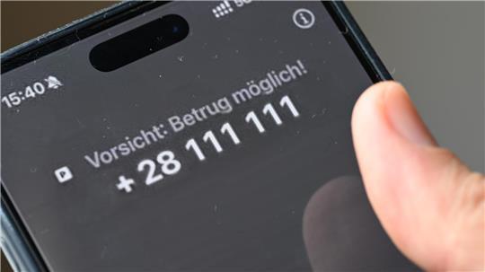 Oh, vielleicht Betrüger? Dann lieber nicht rangehen oder gleich blockieren. Viele Telefone warnen auch schon vor eventuell betrügerischen Anrufen - so wie hier bei einem Test von Netzanbieter Vodafone im Jahr 2025.