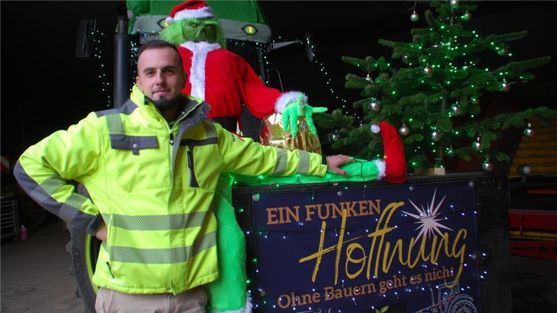 „Ohne Bauern geht es nicht“: André Boris mit seinem aufwendig geschmückten Trecker. Seit vier Jahren organisiert der Goldbecker Landwirt die Lichterfahrten.