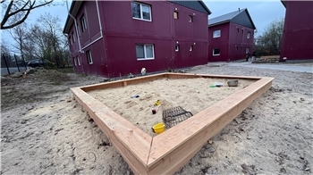 Ohne Baugenehmigung auf städtischem Grund errichtet: der Sandkasten an der Flüchtlingsunterkunft am Gildenweg in Buxtehude.