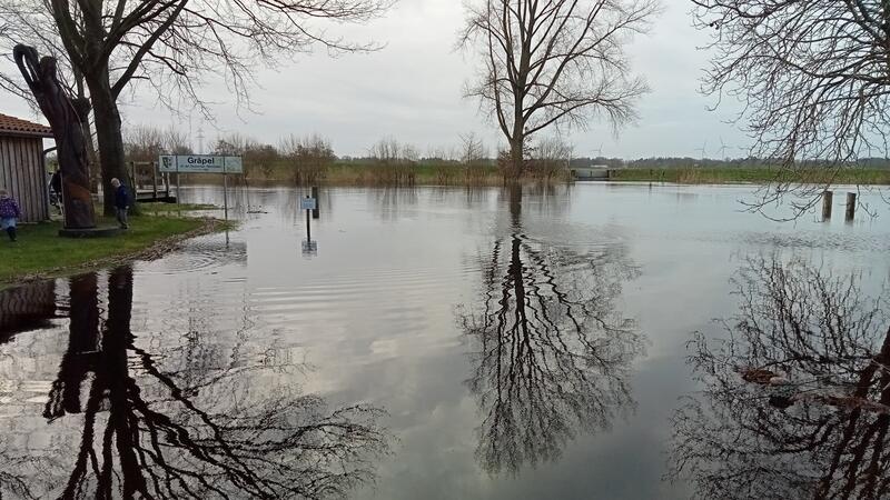 Ohne Deich: Die Fährzufahrt Ende Dezember in Gräpel unter Wasser.