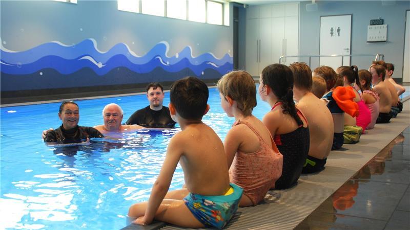 Ohne Frierfaktor: Seepferdchen-Kursus in Apensen bei 32 Grad Wassertemperatur mit drei Schwimmlehrern aus einer Familie.