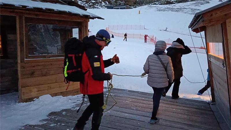 Italien: Etwa 150 Menschen saßen auf Bergstationen fest Ohne Hilfe von Einsatzkräften konnten sie nicht zu den Talstationen gelangen.