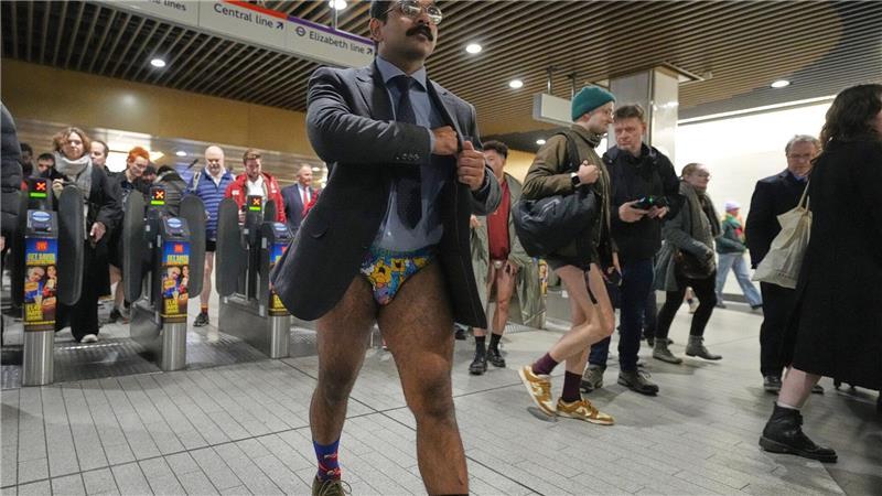 Ohne Hosen in der U-Bahn.