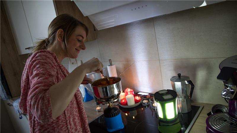 Ohne Strom funktioniert der Herd nicht: Ein Fondue-Set mit Brennpaste, ein Stövchen mit Teelicht oder ein Campingkocher ermöglichen das Erwärmen kleiner Mahlzeiten.