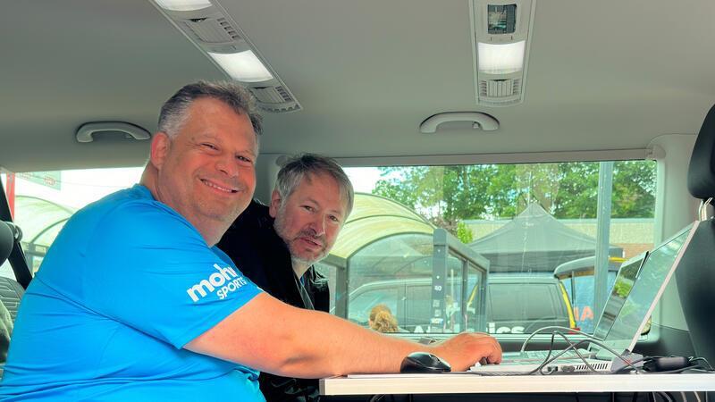 Mehr als 900 Läufer machen mit: Sport, Spaß und Musik in Harsefeld Ohne Sven Schulz (vorn) und Markus Wilshusen gäbe es keine Statistik und keine Siegerzeiten.