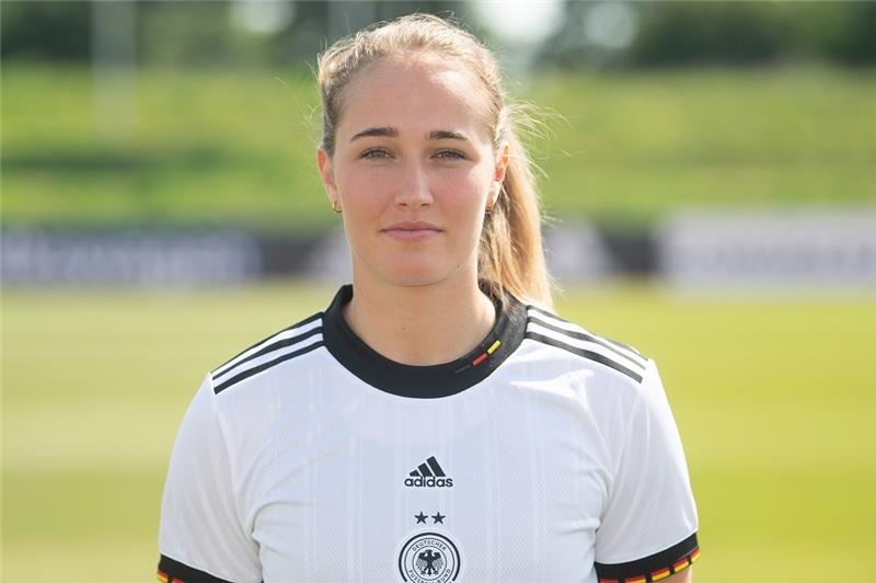 Altes Klischee? – DFB-Frauen werben für Staubsauger und Thermomix Ohne Sydney Lohmann vom FC Bayern München bestreiten die deutschen Fußballerinnen ihr Länderspiel gegen Schweden. Foto: Sebastian Gollnow/dpa