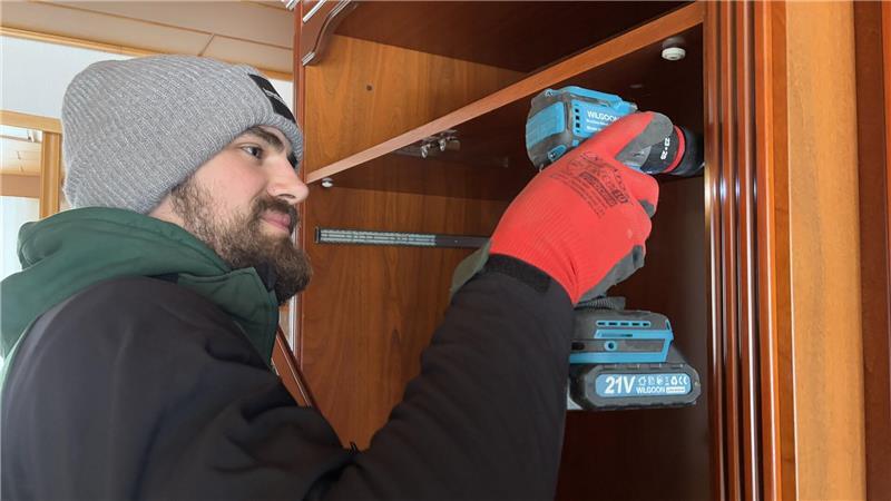 Ohne Werkzeug wie den Akkuschrauber geht beim Entrümpeln nichts.