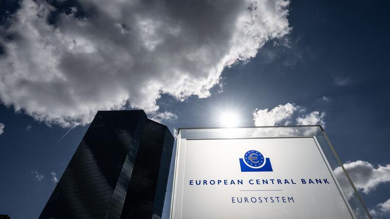 EZB mit Verlust: Keine Überweisung an nationale Notenbanken Ohne die Auflösung der mlliardenschweren Risikovorsorge wäre der Verlust der EZB im vergangenen Jahr noch deutlich höher ausgefallen.