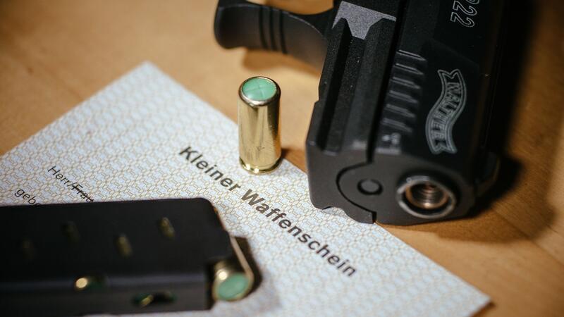 Ohne kleinen Waffenschein darf man keine Schreckschusspistole führen. (Symbolfoto)