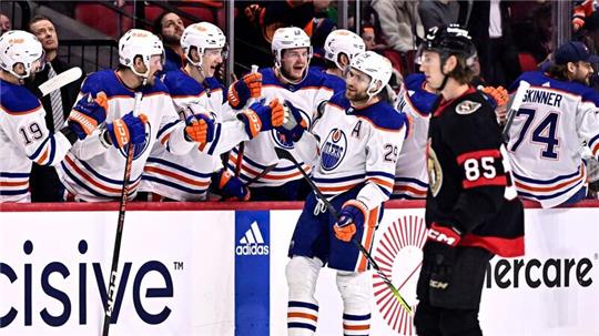 Oilers-Center Leon Draisaitl (29) jubelt über ein Tor, für einen Sieg reicht es am Ende nicht.