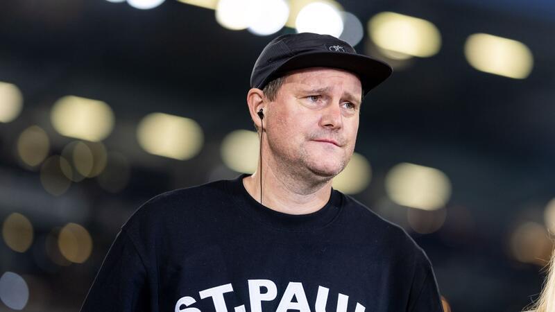 St. Paulis Göttlich: Stadion-Gewalt mit Prävention begegnen Oke Göttlich, Präsident vom FC St. Pauli, steht im Stadion.