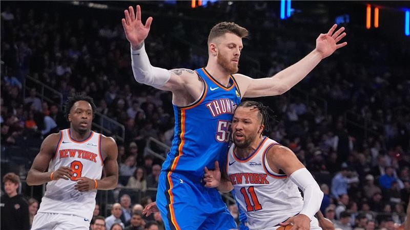 Oklahomas Isaiah Hartenstein (M) verletzte sich in der Partie gegen die New York Knicks an der Wade.