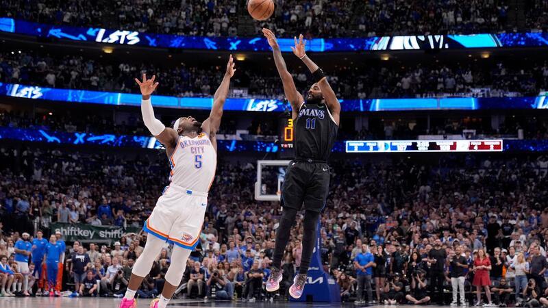 Dallas zieht ins Finale der Western Conference ein Oklahomas Luguentz Dort (5) kann den Wurf von Mavericks-Guard Kyrie Irving nicht verhindern.