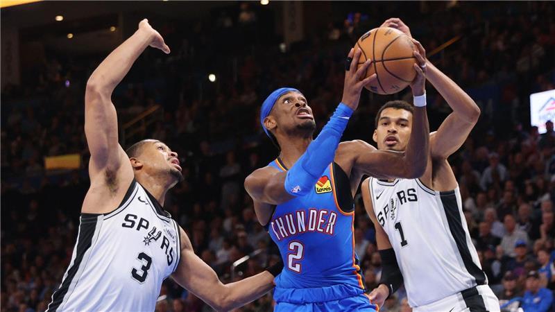 Oklahomas Shai Gilgeous-Alexander (M) erzielte 34 Punkte gegen die Spurs. 