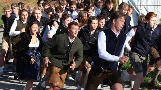 Oktoberfest 2026: Besucher stürmen zum Wiesn-Auftakt die Festwiese