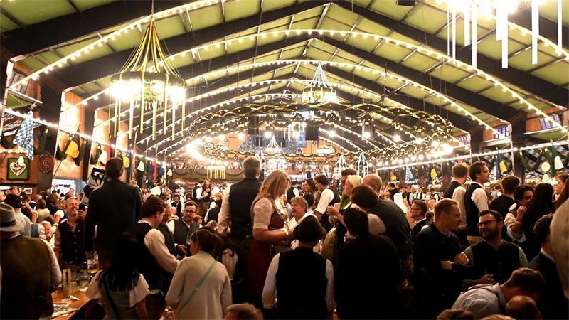 Oktoberfestbesucher feiern in der Augustiner Festhalle.