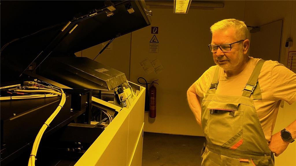 Olaf Kavelmacher im CTP-Raum: Bei Gelblicht kann der Belichtungsapparat gefahrlo...