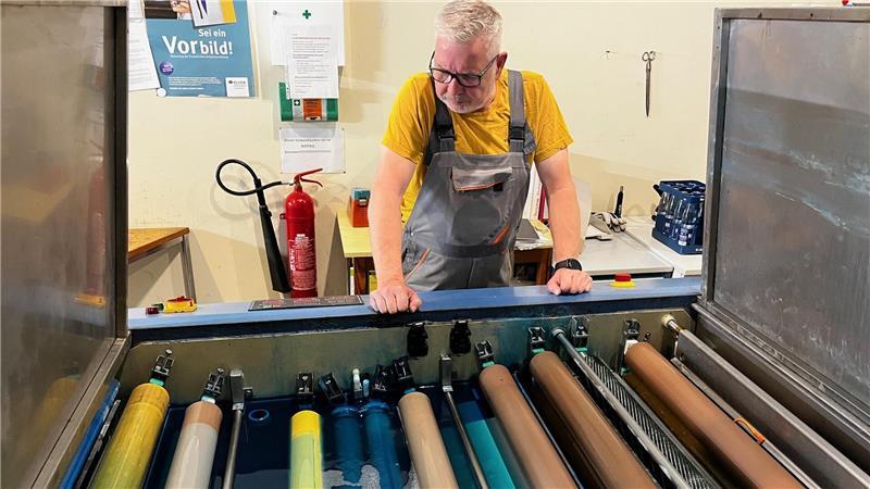 Olaf Kavelmacher zeigt, wo die Druckplatten beschichtet werden.