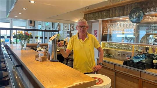 Olaf Klußmann ist im Rondell zu Hause. In der Hauptsaison arbeitet er jeden Tag. Einheimische und Urlauber kennen ihn. Sie kommen immer wieder gern zum Essen in das Restaurant auf dem Deich. Die Nachricht, dass er den Pachtvertrag verlieren könnte, macht viele Gäste betroffen.