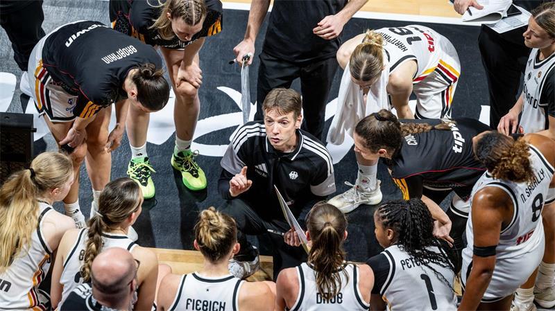 Olaf Lange coachte die deutschen Basketballerinnen gegen Ungarn. (Archivfoto)