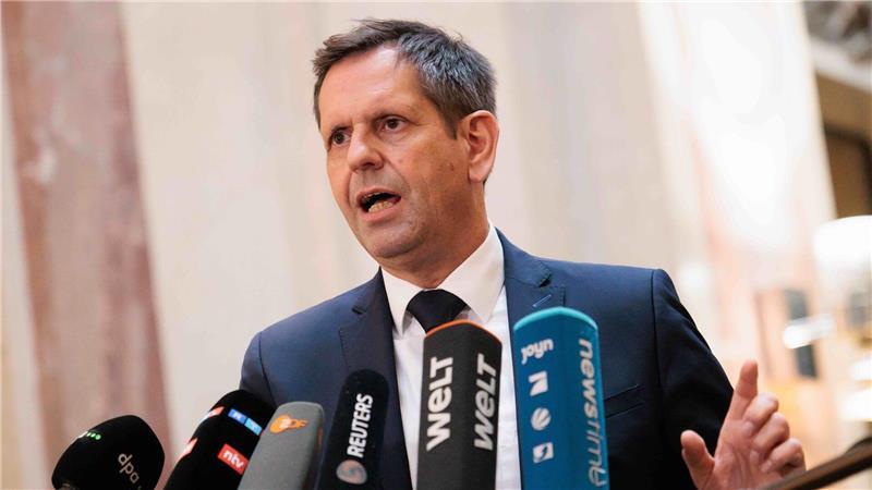 Olaf Lies (SPD), Ministerpräsident von Niedersachsen, gibt ein Statement während der Sitzung des Bundesrates.