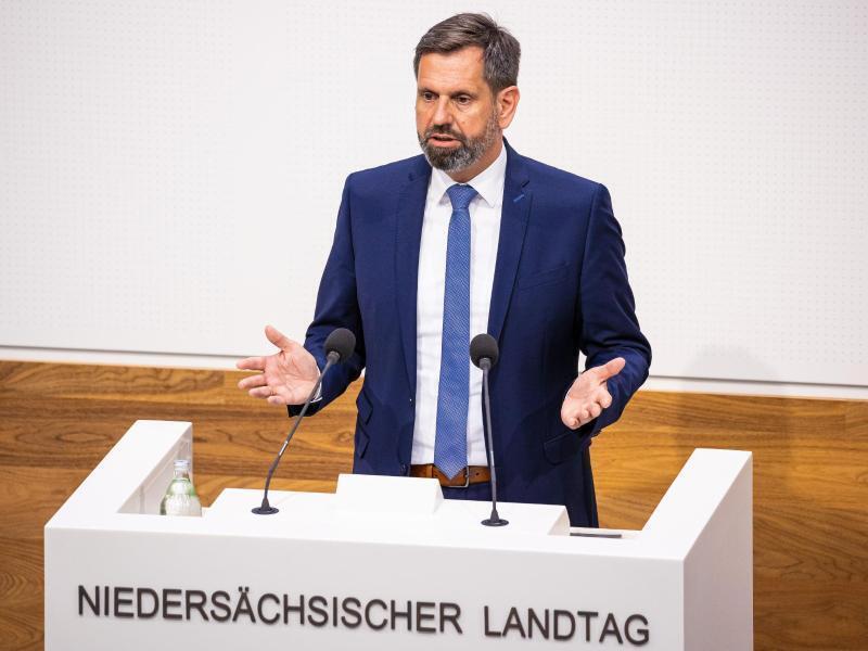 Lies zu Hamburgs Schlick-Plänen: „Das macht man nicht unter Nachbarn“ Olaf Lies (SPD), Umweltminister in Niedersachsen, prüft rechtliche Schritte gegen die Hamburger Deponiepläne. Foto: Moritz Frankenberg/dpa
