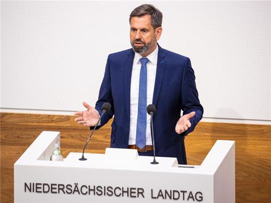 Olaf Lies (SPD), Umweltminister in Niedersachsen, prüft rechtliche Schritte gegen die Hamburger Deponiepläne. Foto: Moritz Frankenberg/dpa