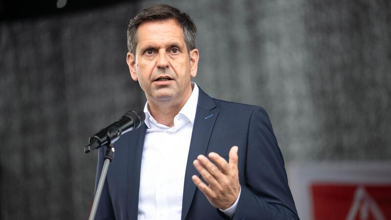 Olaf Lies (SPD), Wirtschaftsminister von Niedersachsen, spricht bei einer Kundgebung vor dem Werkstor zu der Belegschaft der Meyer Werft. 