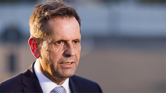 Olaf Lies (SPD) sprach sich nicht grundsätzlich gegen eine längere Lebensarbeitszeit aus. Er sei überzeugt, dass der Vorschlag der Rentenkommission im Kern umgesetzt werde. (Archivbild)